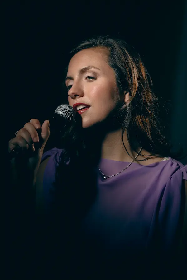 Singer Olivia Van Goor.